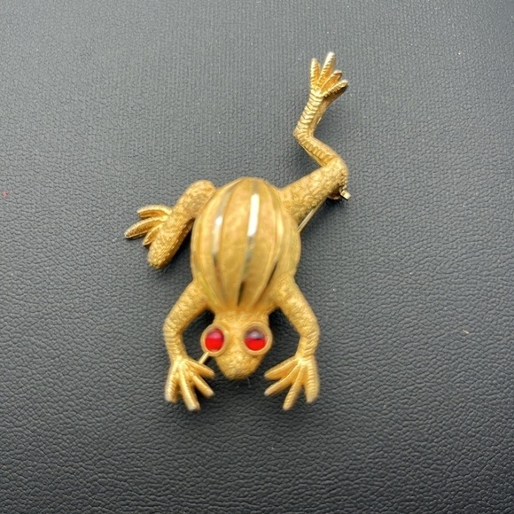 Vintage Jewelry - Vintage gold tone textured froggy frog pin brooch red eyes